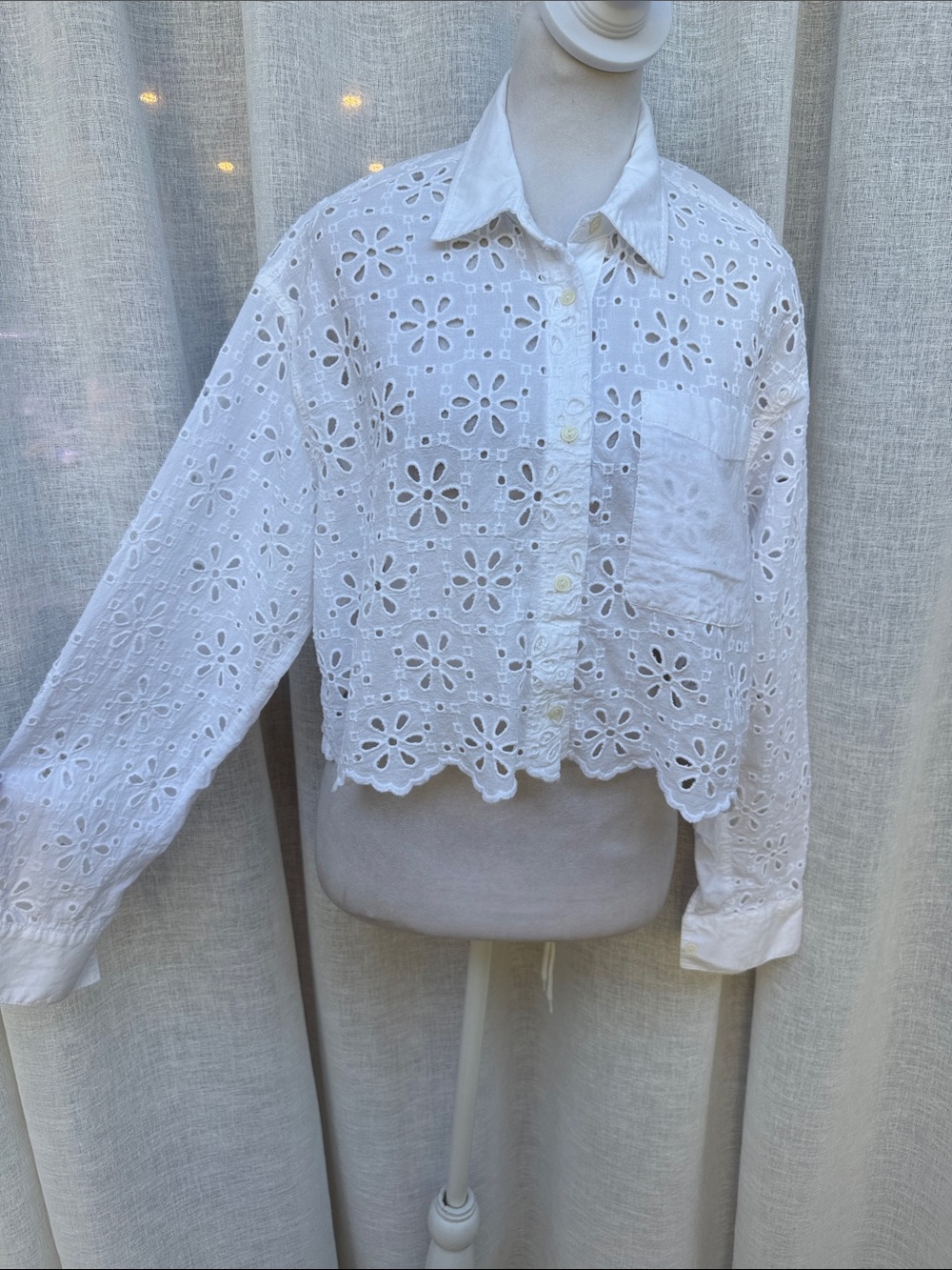Mavi white cotton cropped button up shirt floral eyelet embroidery scalloped hem